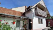 Apartament la casă, 2 dormitoare, curte comună și parcare 