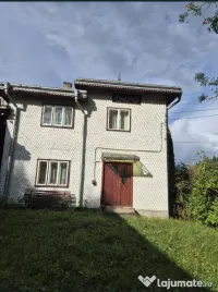 Casă și complex de clădiri în zonă pitorească 