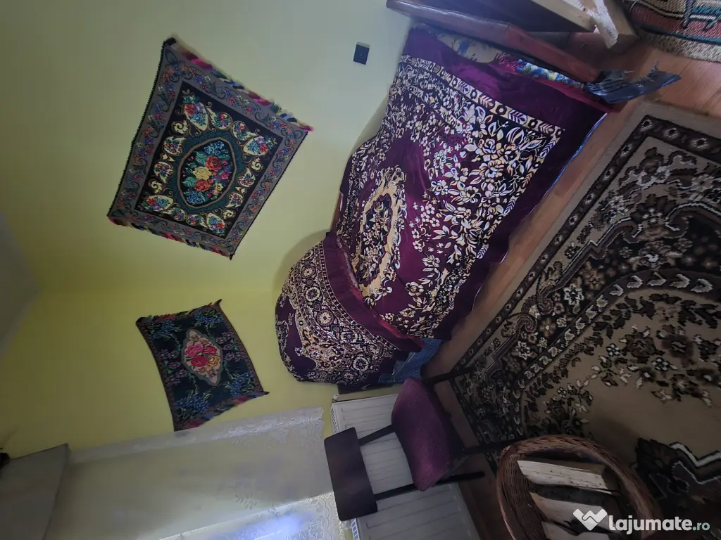 Casă și complex de clădiri în zonă pitorească