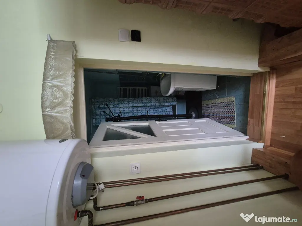Casă și complex de clădiri în zonă pitorească