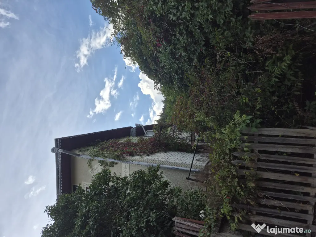 Casă și complex de clădiri în zonă pitorească