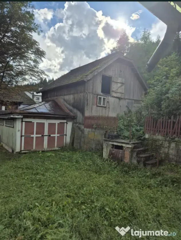 Casă și complex de clădiri în zonă pitorească