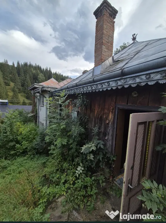 Casă și complex de clădiri în zonă pitorească