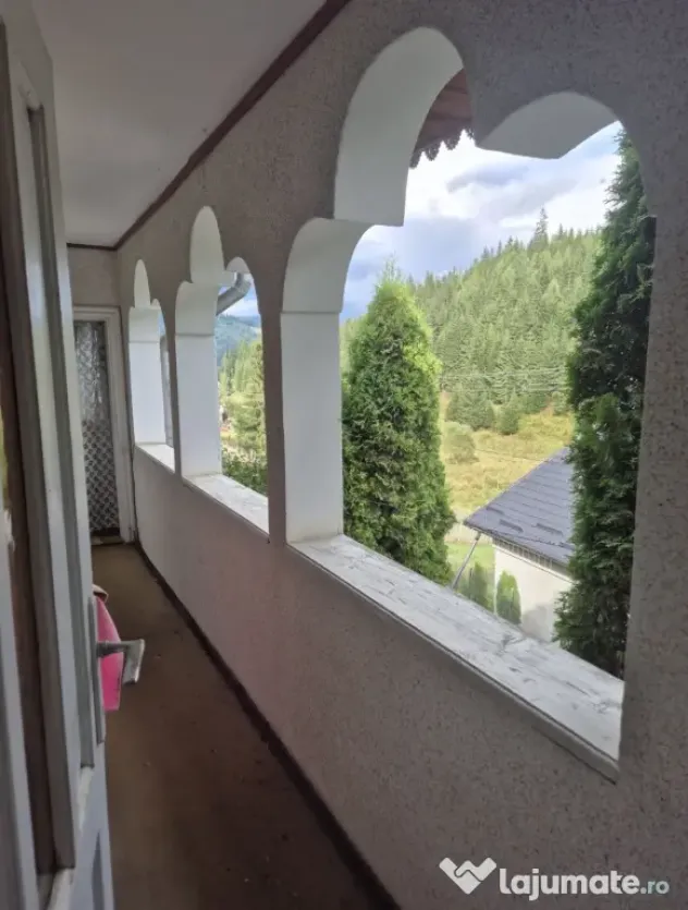 Casă și complex de clădiri în zonă pitorească