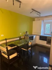 Decomandat cu 3 Camere / 2 Bai Etaj 2 Zona Lunei