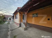 Casă cu 10 camere și teren de 2.046 mp, în zona Pieței d