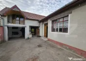 Casă cu 10 camere și teren de 2.046 mp, în zona Pieței d