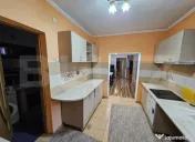 Casă cu 10 camere și teren de 2.046 mp, în zona Pieței d