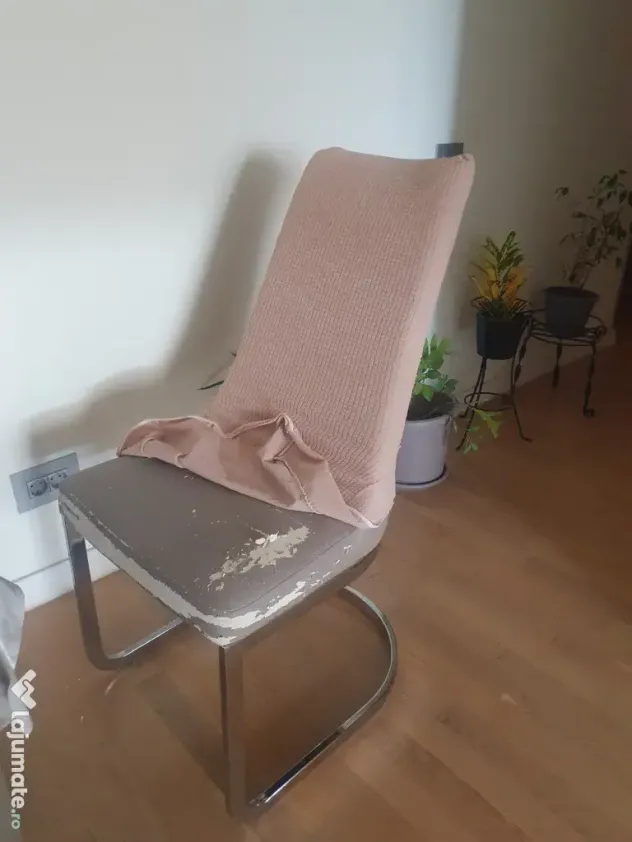 Vand 4 scaune usor uzate bej cu huse