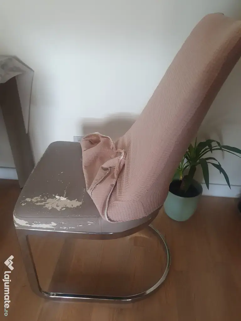 Vand 4 scaune usor uzate bej cu huse