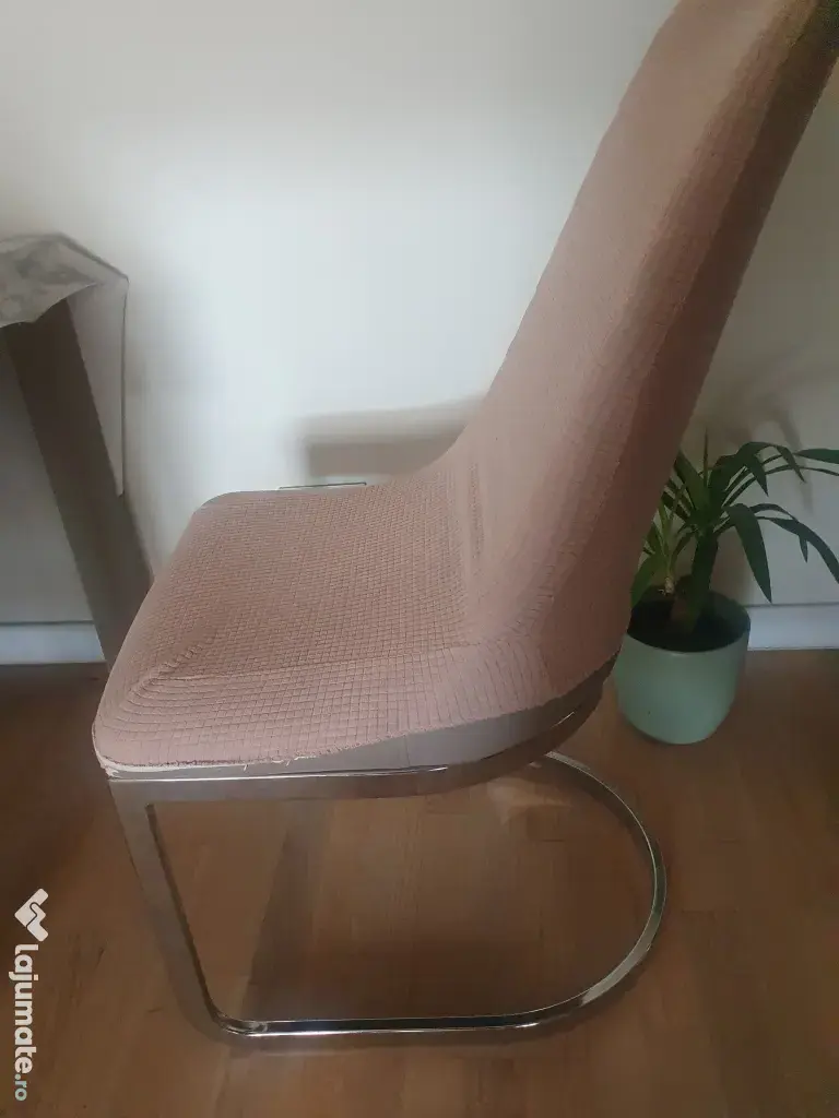 Vand 4 scaune usor uzate bej cu huse