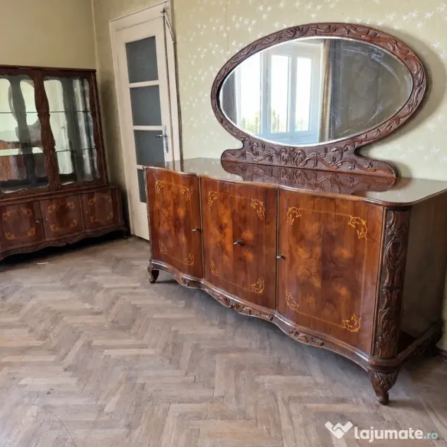 Set mobilă sufragerie vintage – masă cu 8 scaune, vitrină și comodă