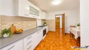 Decomandat si generos, 3 camere, 2 bai, potential de amenaja 