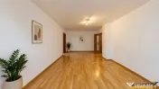 Decomandat si generos, 3 camere, 2 bai, potential de amenaja 