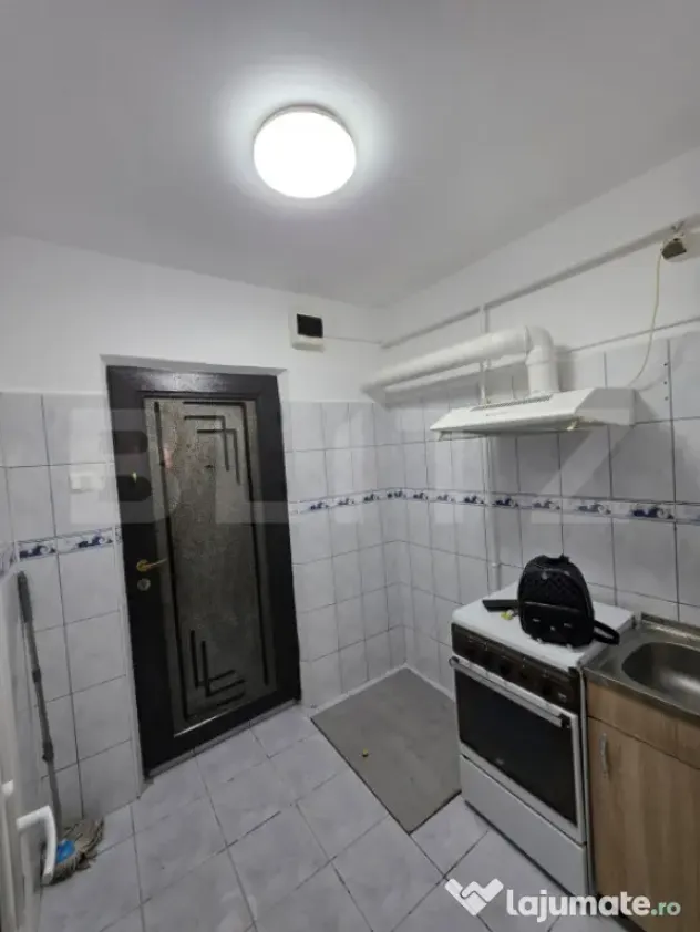 Garsoniera, decomandat, 20 mp + Boxa la subsol, zona micro 3 - Galati (Galati)