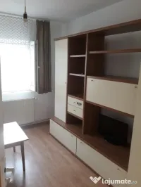 Închiriez apartament cu 3 camere. 