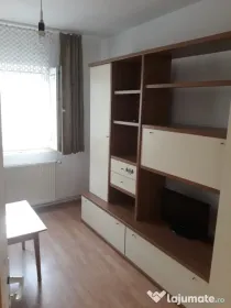 Închiriez apartament cu 3 camere.