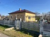 Casă din cărămidă cu beci și teren generos de 2.320 mp