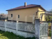 Casă din cărămidă cu beci și teren generos de 2.320 mp