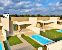 CASA TA LA MARE: PE PARTER, CU PISCINĂ PRIVATĂ! - Comision