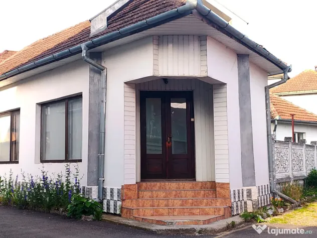 Spațiu comercial / birou de închiriat, central Beiuș, clădire separată
