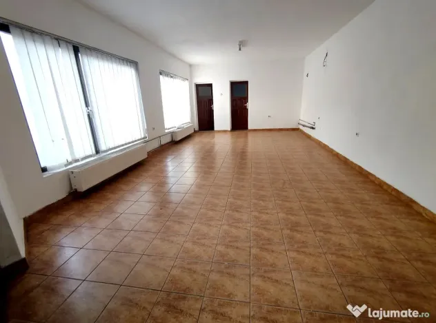 Spațiu comercial / birou de închiriat, central Beiuș, clădire separată