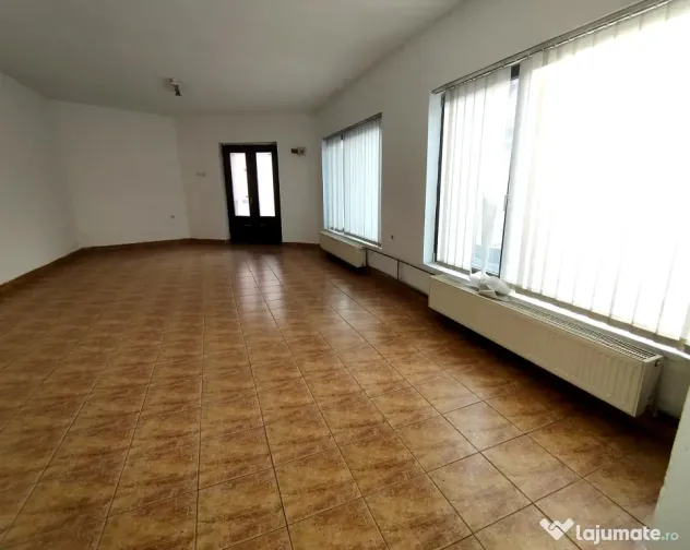 Spațiu comercial / birou de închiriat, central Beiuș, clădire separată