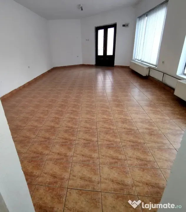 Spațiu comercial / birou de închiriat, central Beiuș, clădire separată