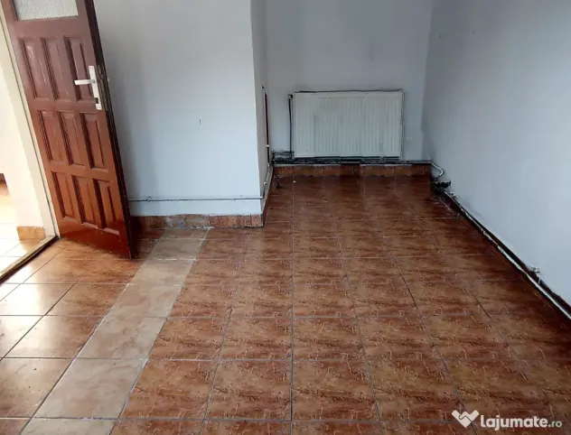 Spațiu comercial / birou de închiriat, central Beiuș, clădire separată