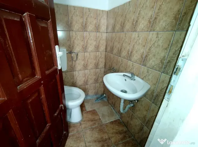 Spațiu comercial / birou de închiriat, central Beiuș, clădire separată