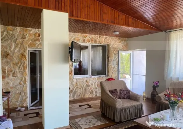 Casa 8 camere 350 mp Utvin aproape de centrul comunei 1760mp