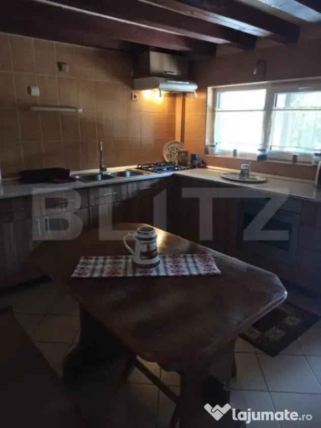 Casa tip vila 8 camere, 350mp, zona Corunca