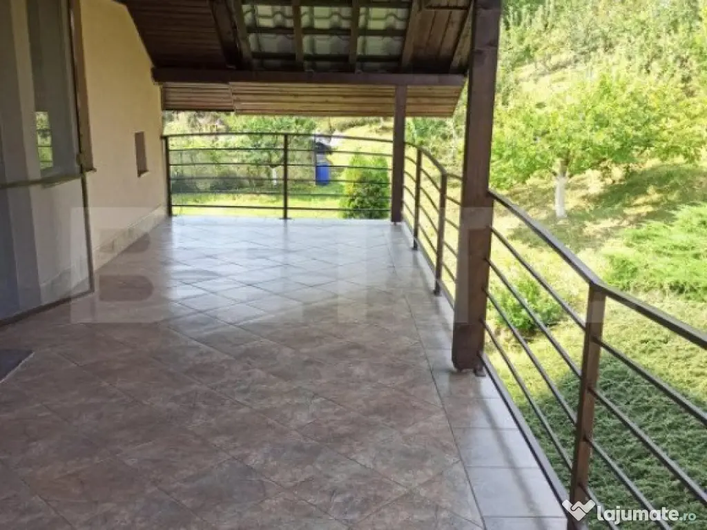 Casa tip vila 8 camere, 350mp, zona Corunca