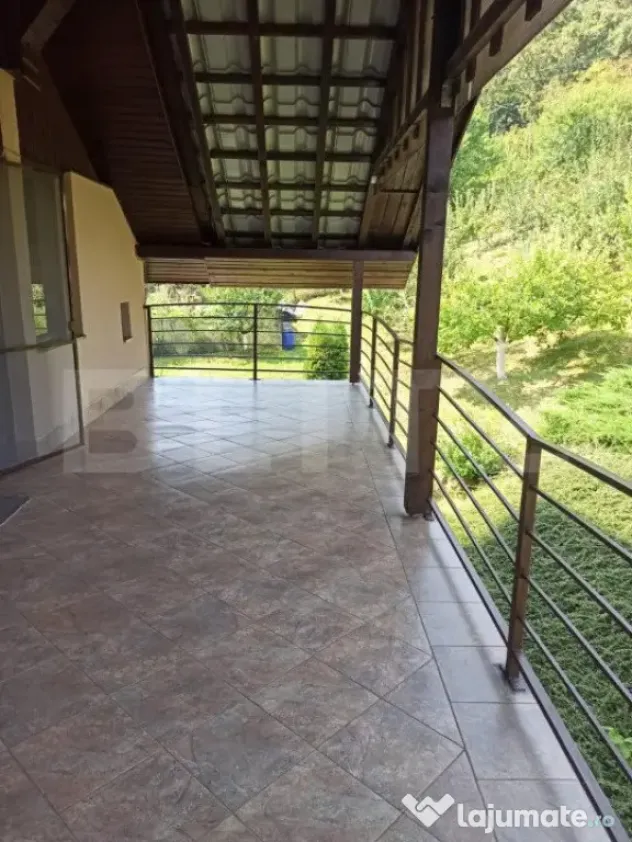 Casa tip vila 8 camere, 350mp, zona Corunca