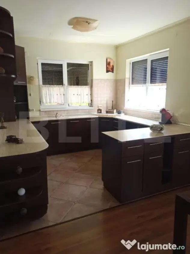 Casa tip vila 8 camere, 350mp, zona Corunca