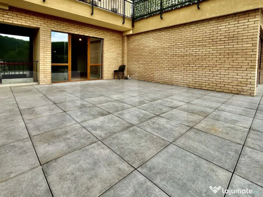 Apartament 4 camere 2 bai, 120mp, terasa 70mp, etaj intermed