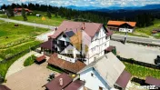 Bijuterie Turistică în Pasul Tihuța: Pensiune de Vânzar 