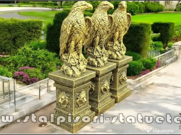 Set 3 statuete vulturi cu socluri, auriu antichizat.