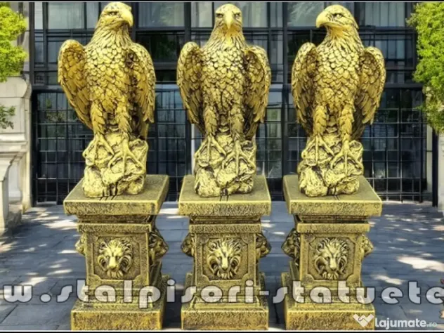 Set 3 statuete vulturi cu socluri, auriu antichizat.