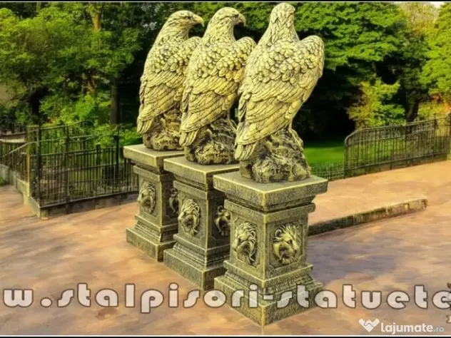 Set 3 statuete vulturi cu socluri, auriu antichizat.