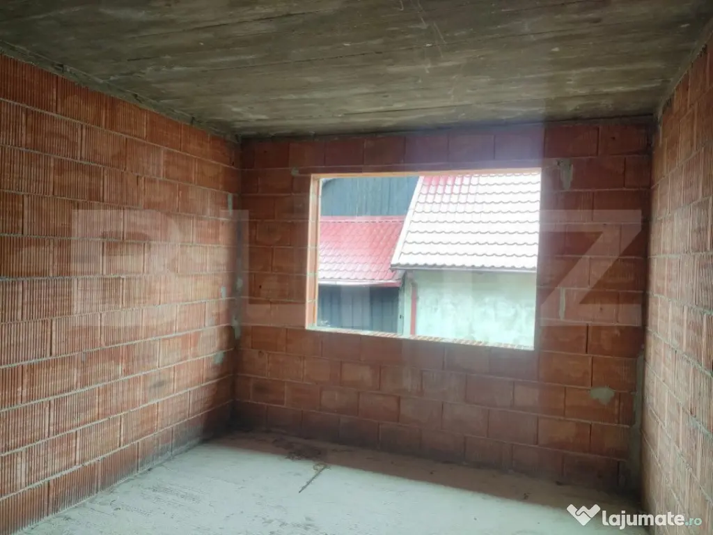 Casa la rosu, 350 mp utili, zona Marginea