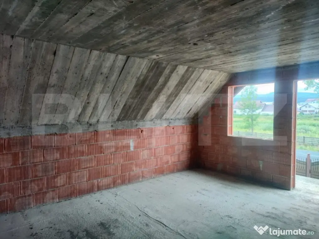 Casa la rosu, 350 mp utili, zona Marginea