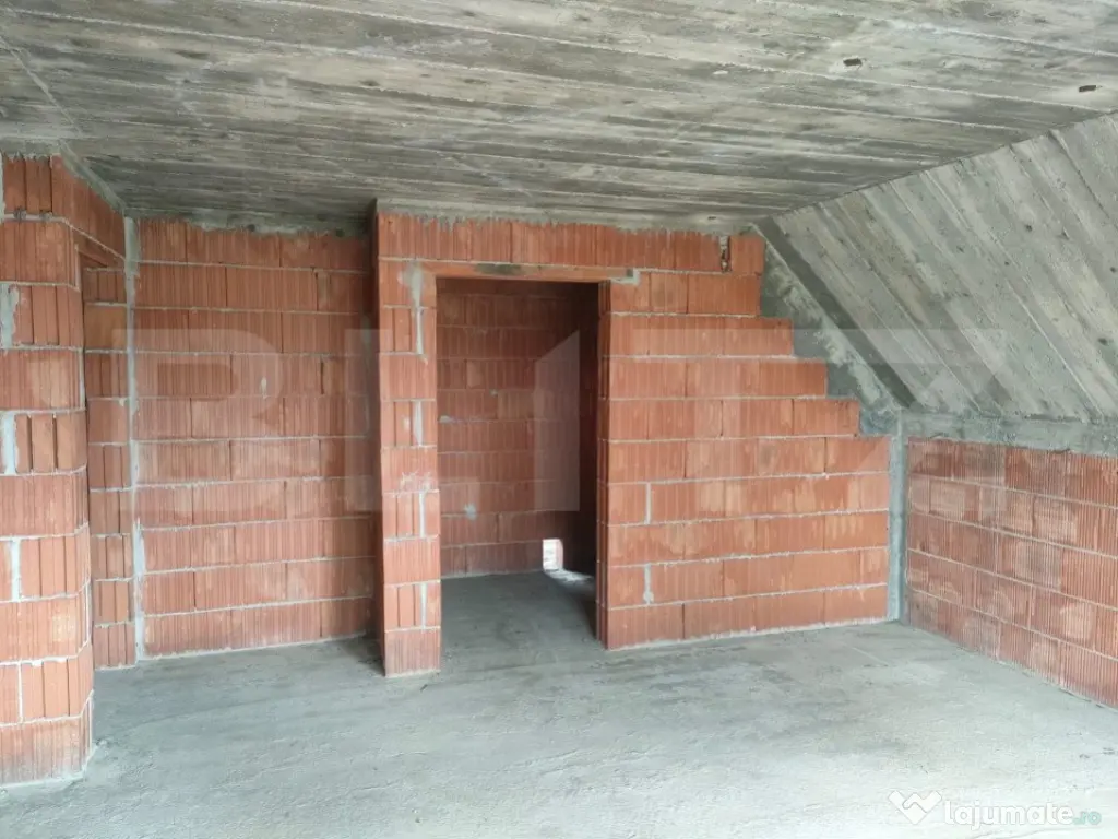 Casa la rosu, 350 mp utili, zona Marginea