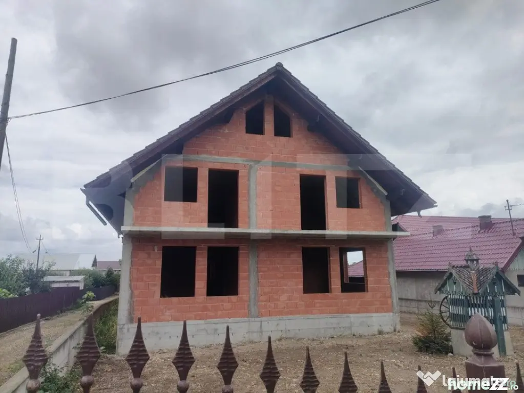 Casa la rosu, 350 mp utili, zona Marginea - Marginea (Suceava)