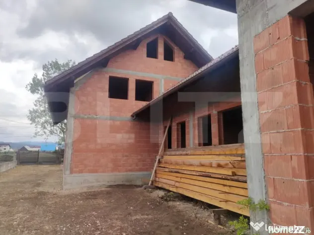 Casa la rosu, 350 mp utili, zona Marginea - Marginea (Suceava)
