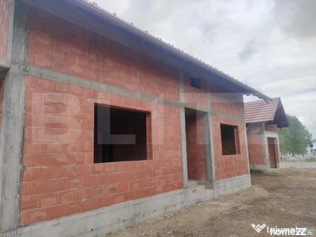 Casa la rosu, 350 mp utili, zona Marginea - Marginea (Suceava)