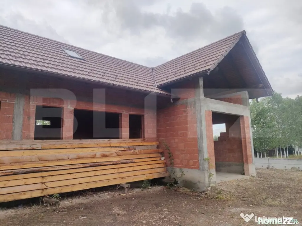 Casa la rosu, 350 mp utili, zona Marginea - Marginea (Suceava)