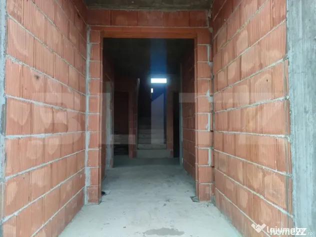 Casa la rosu, 350 mp utili, zona Marginea - Marginea (Suceava)