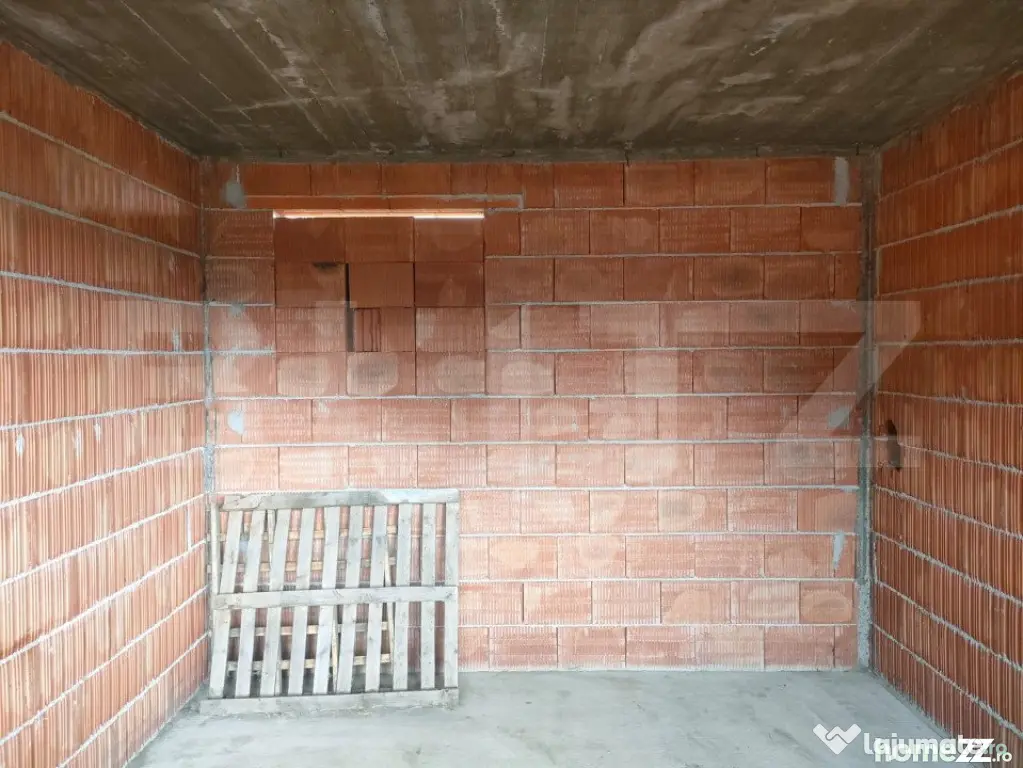Casa la rosu, 350 mp utili, zona Marginea - Marginea (Suceava)