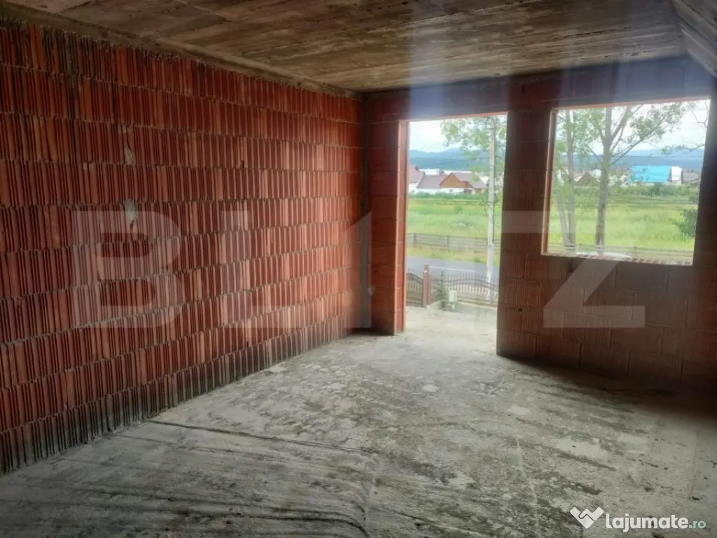 Casa la rosu, 350 mp utili, zona Marginea